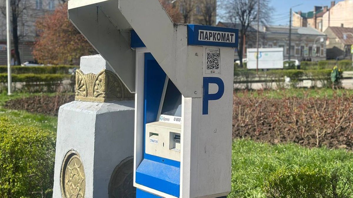 У Чернівцях демонтують усі паркомати, бо водії ними майже не користуються