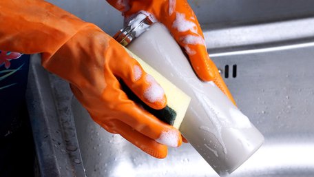 Усе необхідне є у вас вдома: як почистити термос від нальоту і запаху