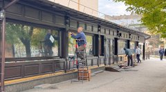 У центрі Львова почали демонтаж скандальних літніх майданчиків