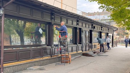 У центрі Львова почали демонтаж скандальних літніх майданчиків