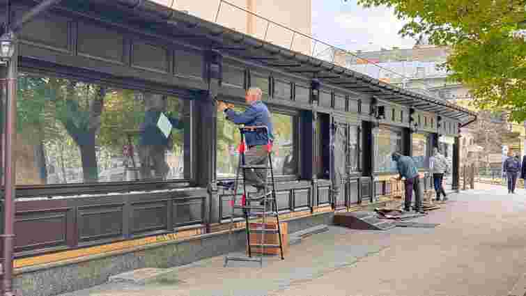 У центрі Львова почали демонтаж скандальних літніх майданчиків