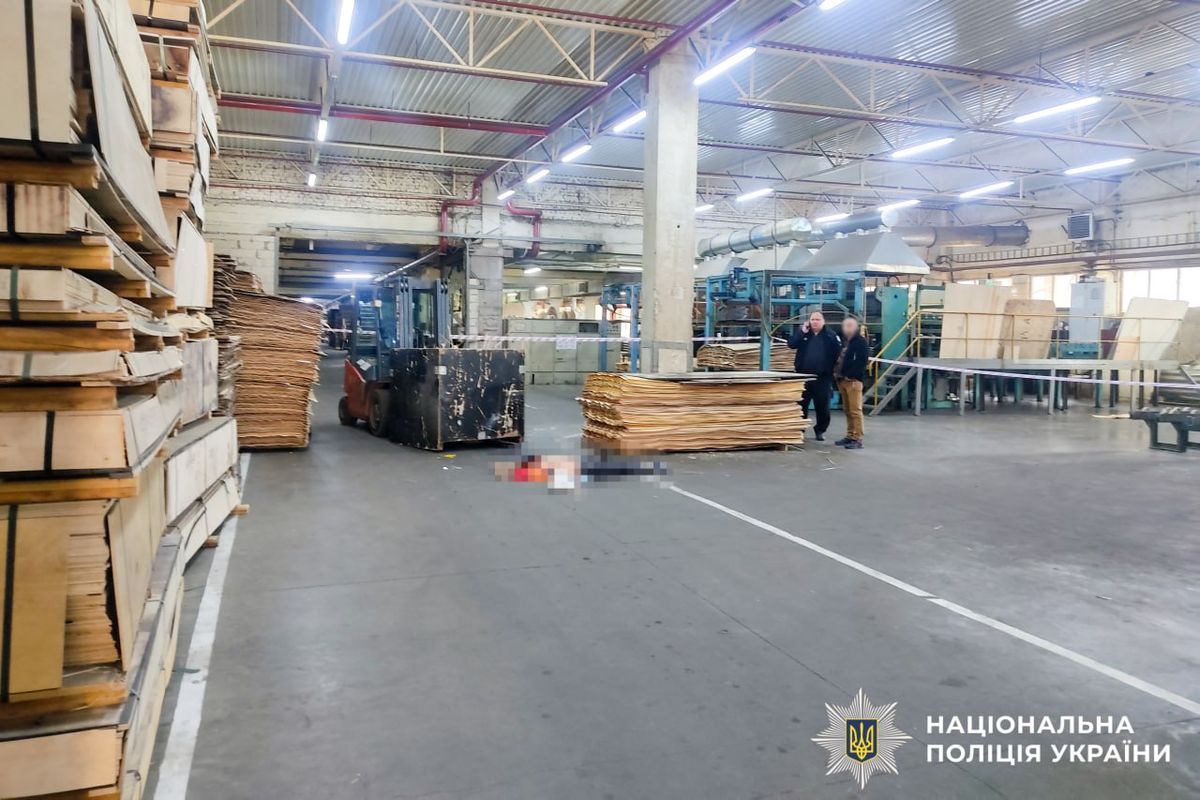 Навантажувач переїхав на смерть працівницю підприємства на Рівненщині
