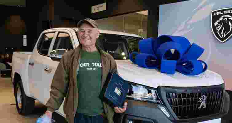 Після поломки авто 70-річний переселенець отримав новий Peugeot від співзасновника monobank