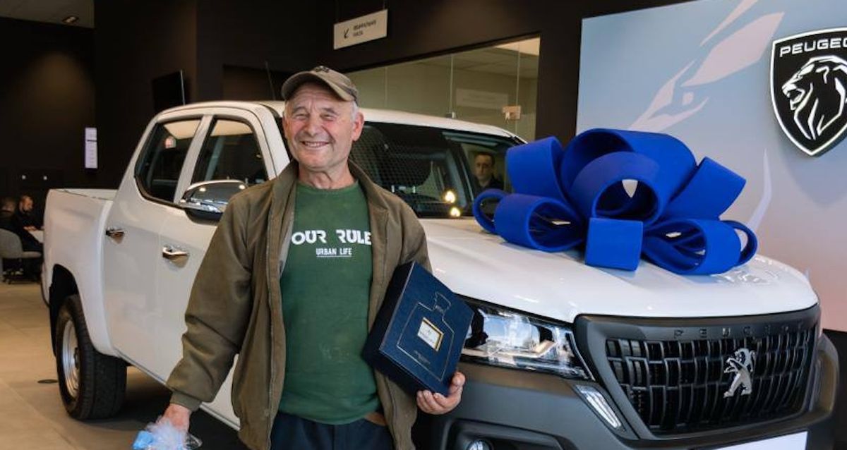 Після поломки авто 70-річний переселенець отримав новий Peugeot від співзасновника monobank