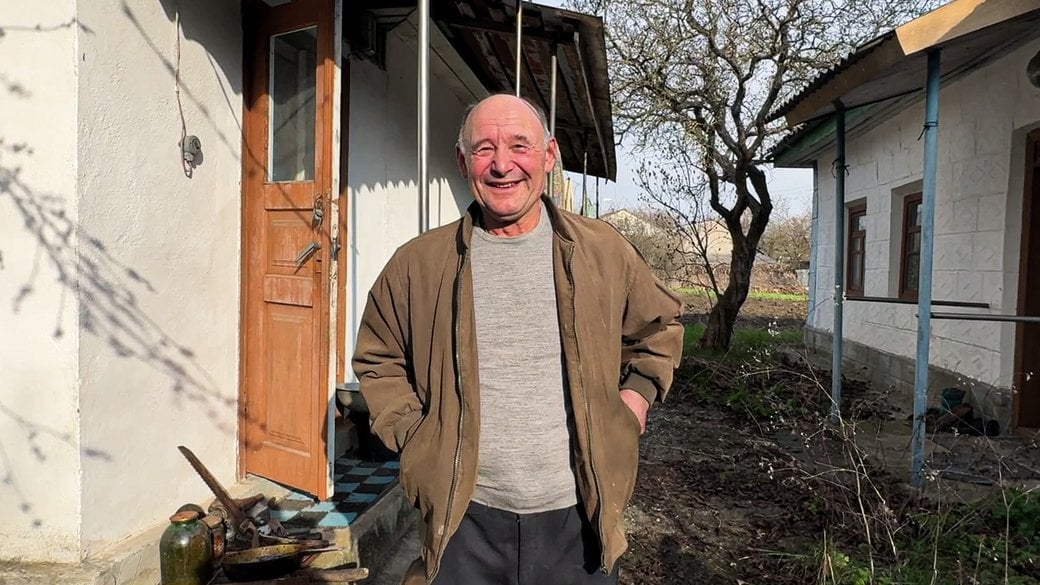 Микола Матвєєнко у своєму новому помешканні на Кіровоградщині