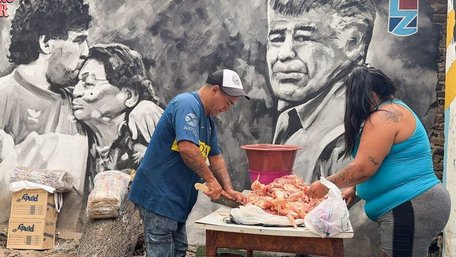 Готують їжу просто неба: як зараз виглядає подвір’я, де виріс легендарний Марадона