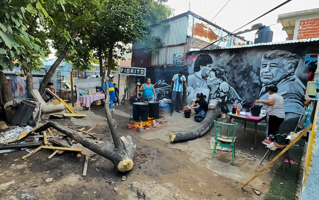 У подвір'ї будинку Дієго Марадони готують і роздають їжу для бідних мешканців району (фото Reuters)