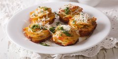 Ароматна запечена шарами картопля із пармезаном. Рецепт дня
