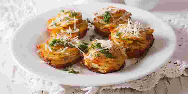 Ароматна запечена шарами картопля із пармезаном. Рецепт дня