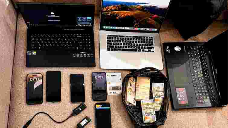 На Закарпатті затримали учасника кібергрупи, яка ошукала компанії з США та ЄС на 100 млн доларів