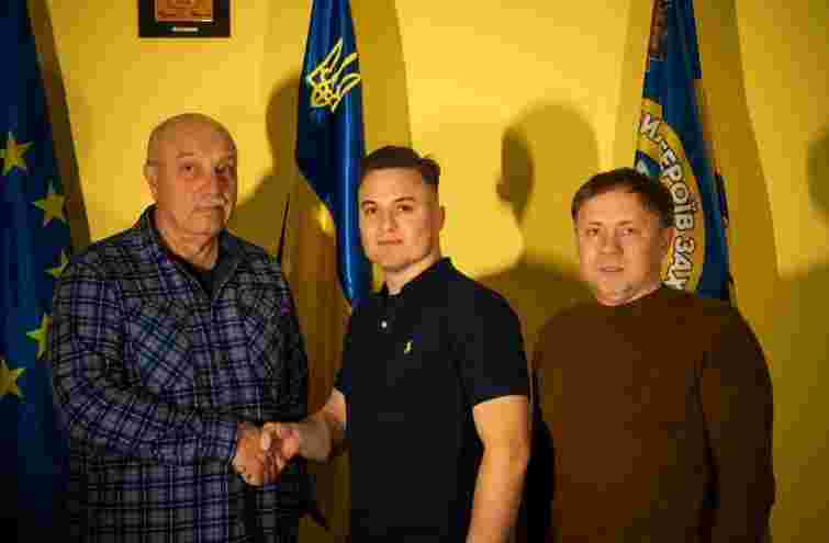 Суд в Німеччині оштрафував політика від AfD через репост фото з символікою «Азову»