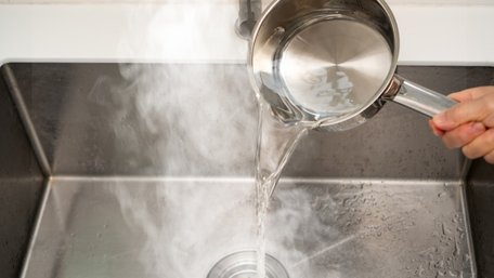 Ця проста звичка шкодить вашій кухні щодня: чому псуються водопровідні труби