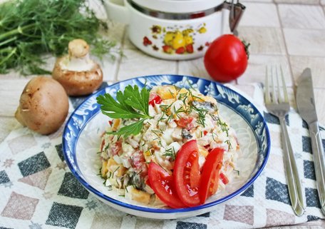 Салат з крабовими паличками, помідором та плавленим сиром. Рецепт дня