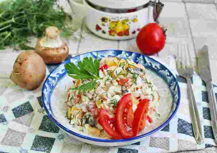Салат з крабовими паличками, помідором та плавленим сиром. Рецепт дня