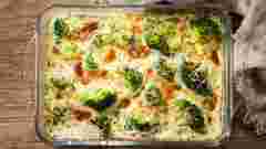 Ніжна куряча запіканка з броколі, брюссельською капустою та сиром. Рецепт дня