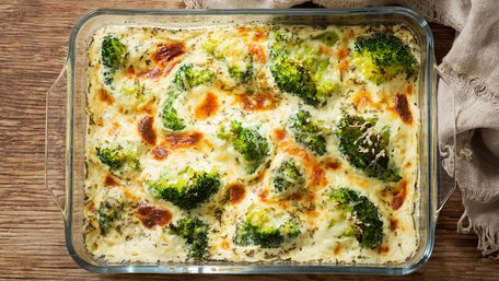 Ніжна куряча запіканка з броколі, брюссельською капустою та сиром. Рецепт дня