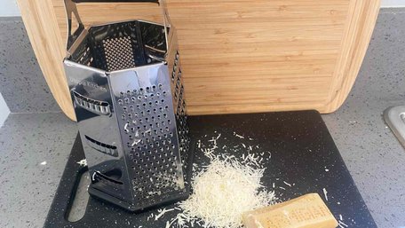 Викидати ще рано: як заточити кухонну тертку в домашніх умовах