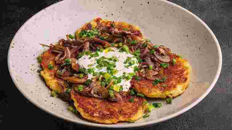 Картопля швидко темніє: що додати в деруни, щоб зупинити окиснення