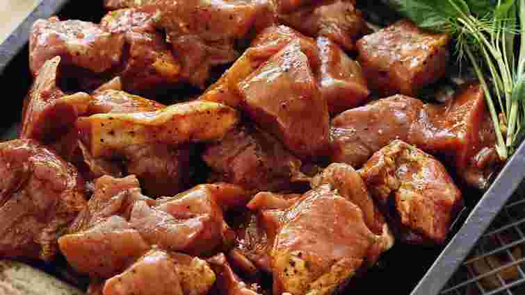 Не зіпсуйте мʼясо: коли насправді потрібно солити шашлик