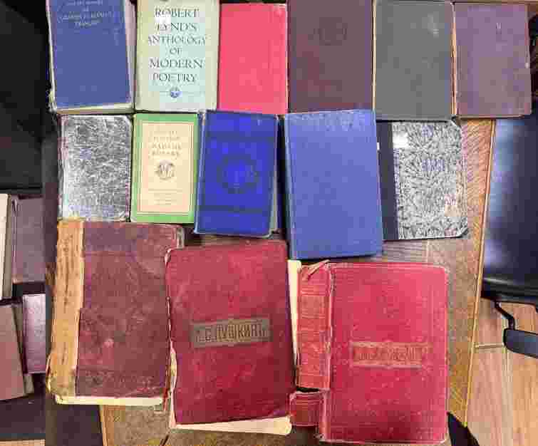 У пасажира поїзда Мукачево – Кошице вилучили колекцію стародруків ХІХ столітття