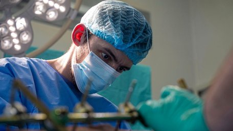 Медики на Харківщині разом із саперами прооперували бійця з гранатою в нозі