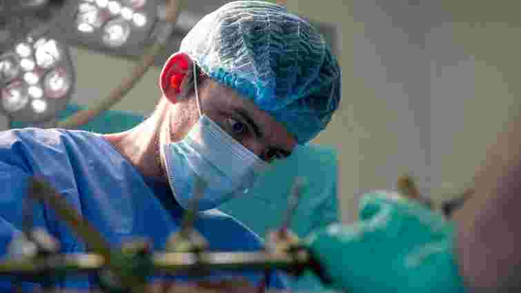 Медики на Харківщині разом із саперами прооперували бійця з гранатою в нозі