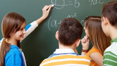 «Навіщо напружуватись, якщо професор математики заробляє менше за майстра манікюру?»