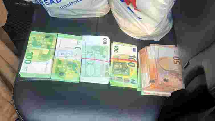 На кордоні з Угорщиною в закарпатки вилучили понад 50 тис. євро