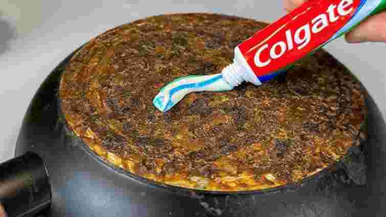 Просто, але дієво: як прибрати нагар зі сковорідки за допомогою зубної пасти