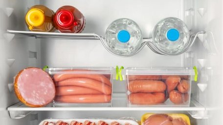Будуть свіжими довше, ніж в упаковці: як слід зберігати сосиски в холодильнику