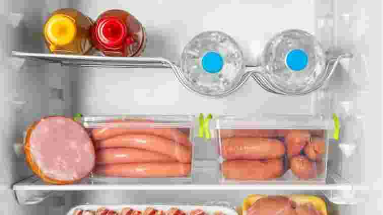 Будуть свіжими довше, ніж в упаковці: як слід зберігати сосиски в холодильнику