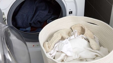 Додайте один з цих трьох інгредієнтів: як пом’якшити білизну та одяг без кондиціонера