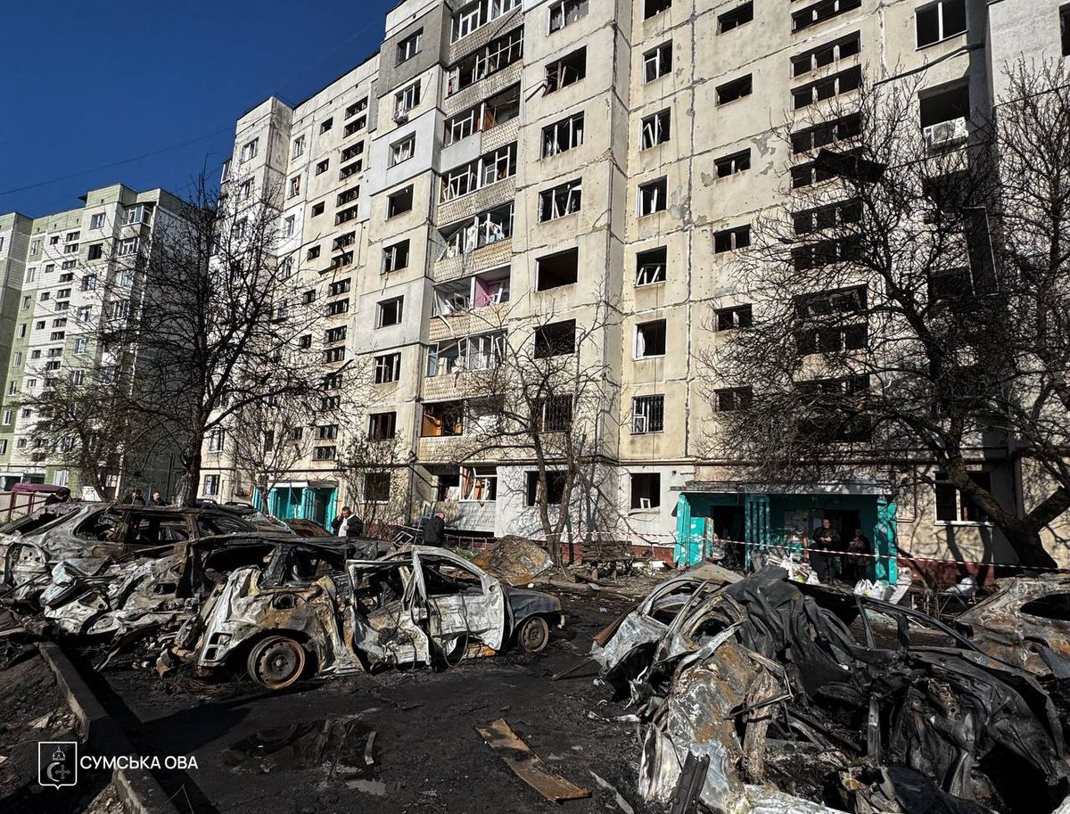 Росіяни масовано атакували Суми та влучили в медичний заклад, понад десяток поранених