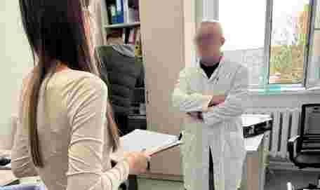 СБУ затримала на хабарі 2 тис. доларів психіатра ЦРЛ на Львівщині