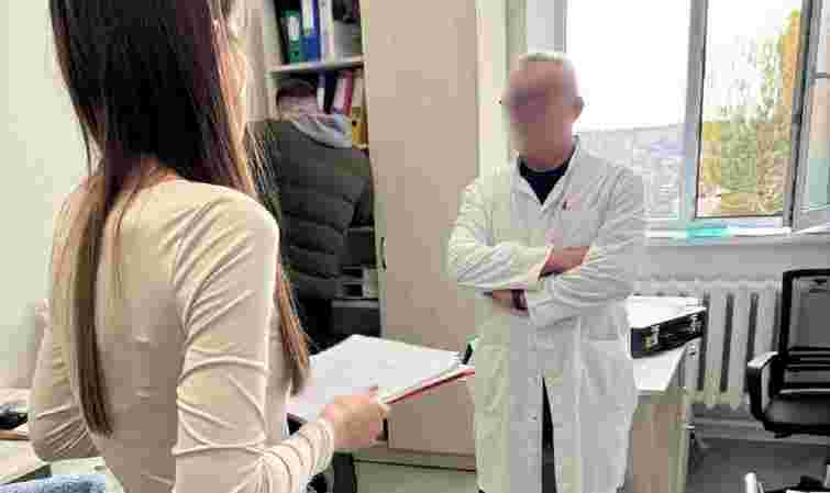 СБУ затримала на хабарі 2 тис. доларів психіатра ЦРЛ на Львівщині