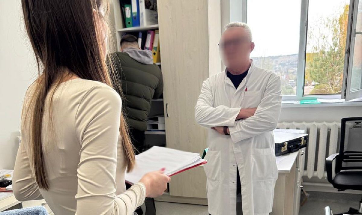 СБУ затримала на хабарі 2 тис. доларів психіатра ЦРЛ на Львівщині