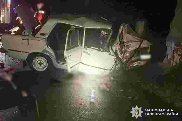 П'яний водій на Буковині зіткнувся з деревом, загинула пасажирка