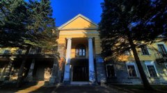 Палац з каплицею, розкішний дендропарк й острів посеред ставу