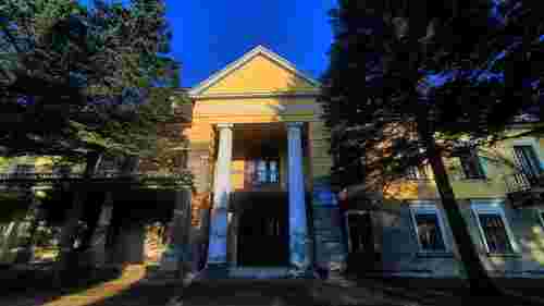 Палац з каплицею, розкішний дендропарк й острів посеред ставу