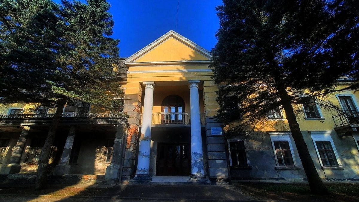 Палац з каплицею, розкішний дендропарк й острів посеред ставу