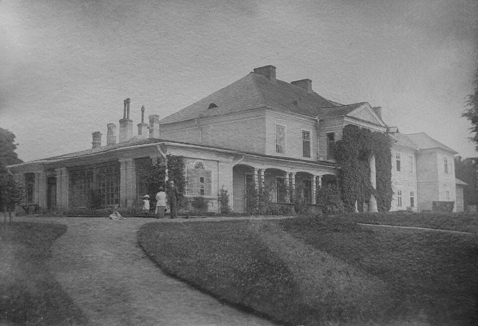 Палац з каплицею, розкішний дендропарк й острів посеред ставу