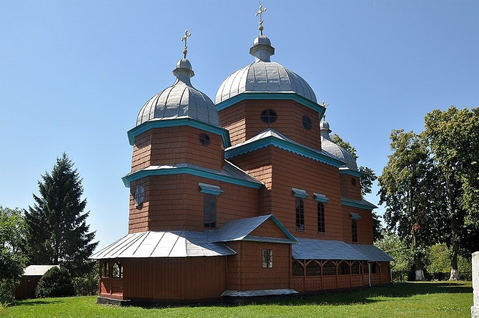 Палац з каплицею, розкішний дендропарк й острів посеред ставу