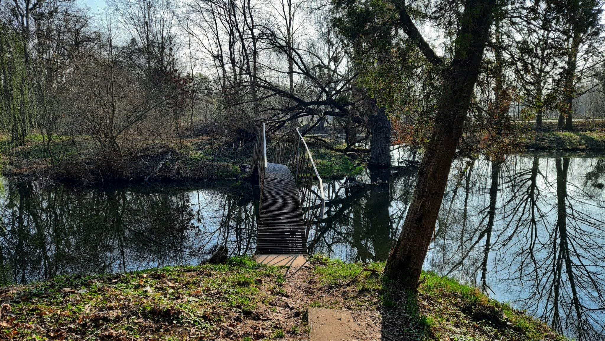 Місток на штучний острів на озері (фото ZAXID.NET)