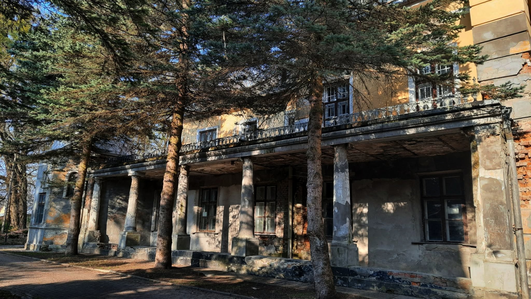 Центральний фасад