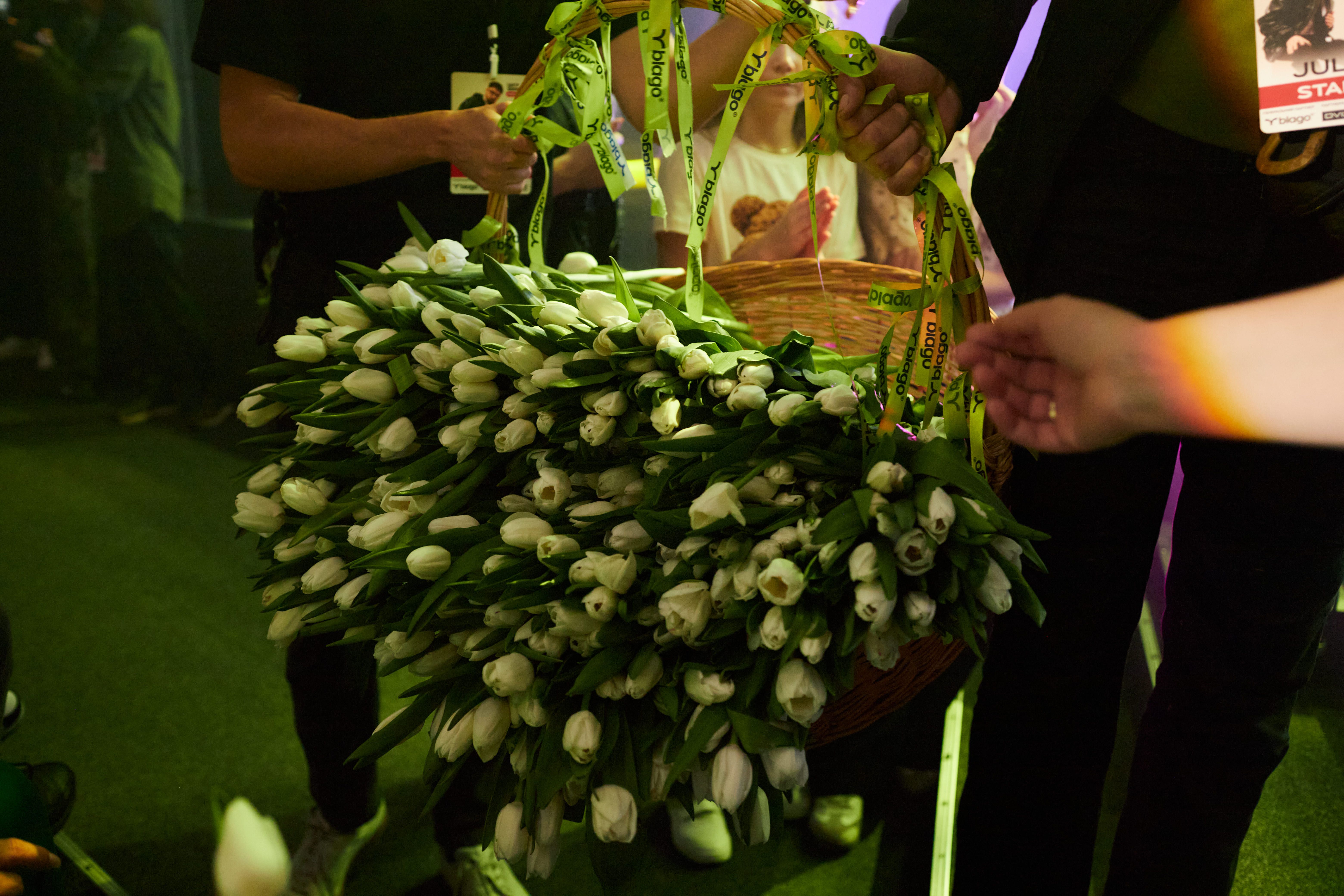 Артист роздав понад 500 тюльпанів від девелопера / Фото blago