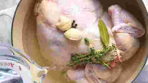 Наваристий, ароматний, прозорий: як правильно варити курячий бульйон