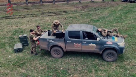 Британська співачка Дуа Ліпа допомогла зібрати гроші на пікап для медбатальйону ЗСУ