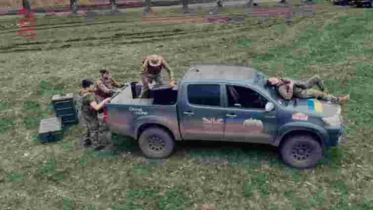 Британська співачка Дуа Ліпа допомогла зібрати гроші на пікап для медбатальйону ЗСУ