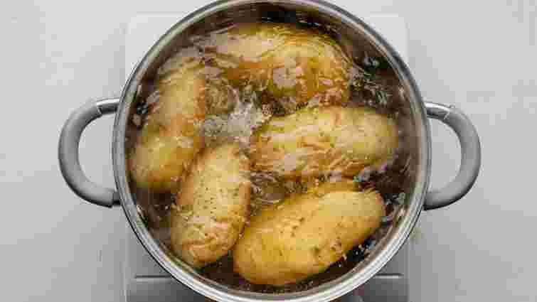Використайте зубочистки: як прискорити варіння картоплі без додаткових інгредієнтів