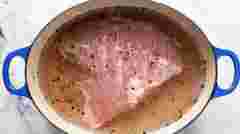 Холодна чи гаряча: у яку воду потрібно класти мʼясо для варіння